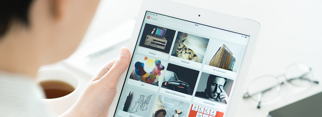 Gen Z Navegando en Pinterest en su Tablet