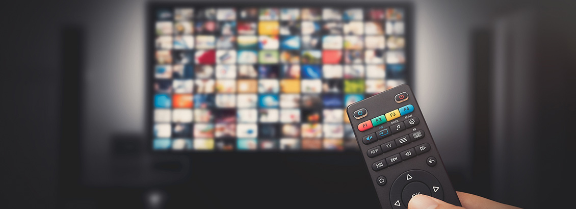 Control Remoto Frente a Pantalla de Netflix Mostrando su Contenido o Programación