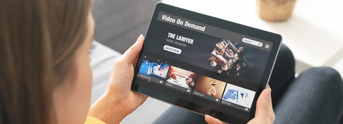 Mujer Sosteniendo Tablet en sus Manos Mientras Ve Videos de Netflix