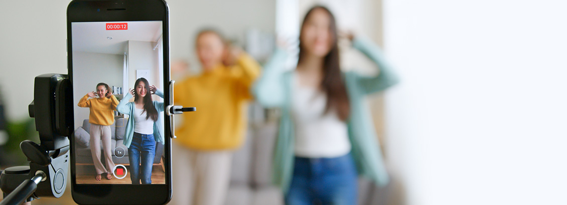 Dos Mujeres Jóvenes Grabando un Reels