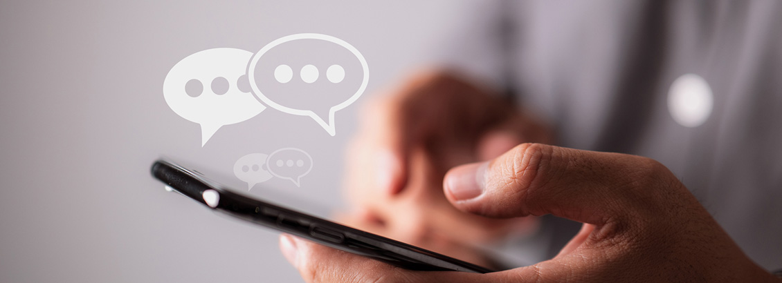 Manos Sosteniendo Smartphone que Recibe Notificaciones