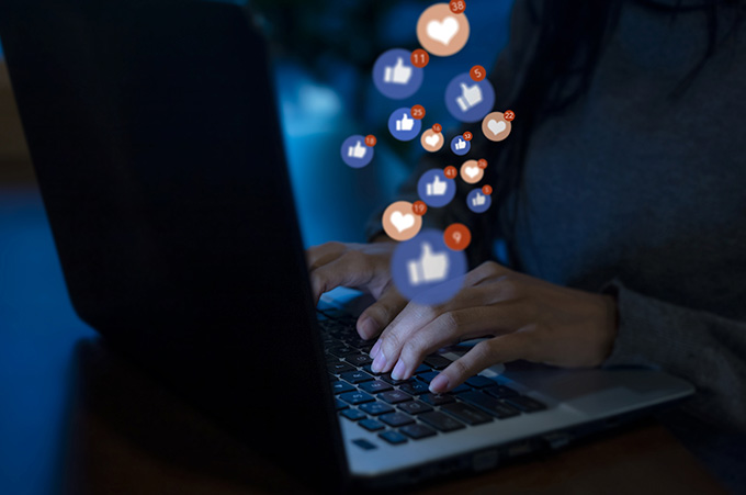 Manos de Mujer Sobre Teclado de Laptop e conos de Notificaciones de Me Gusta