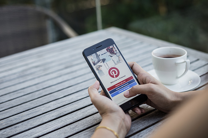 Manos Revisando Pinterest Dedes Smartphone