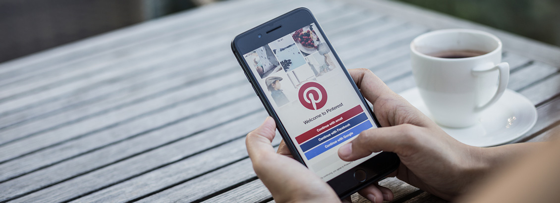 Manos Revisando Pinterest Dedes Smartphone
