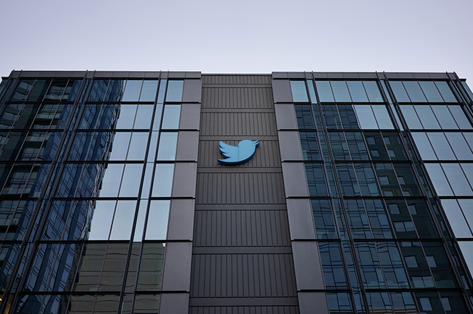 Fotografa del Edificio de Twitter con el Logo de la Marca en el Medio