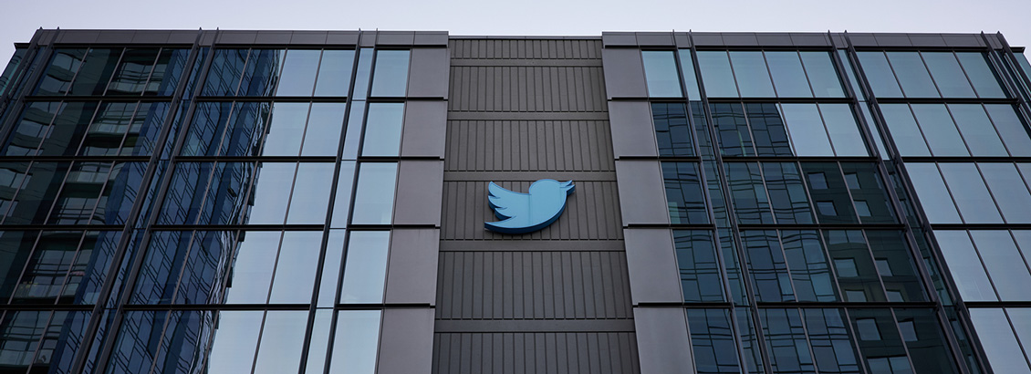 Fotografía del Edificio de Twitter con el Logo de la Marca en el Medio
