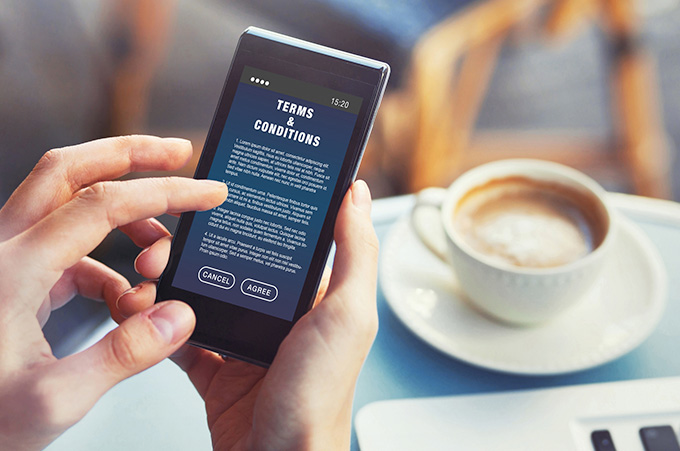 Persona Sosteniendo Telfono Mientras Lee los Nuevos Trminos y Condiciones de WhatsApp