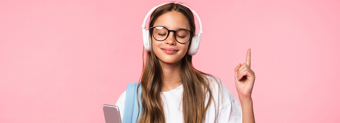 Chica con Auriculares Mirando Video de Instagram en su Smartphone