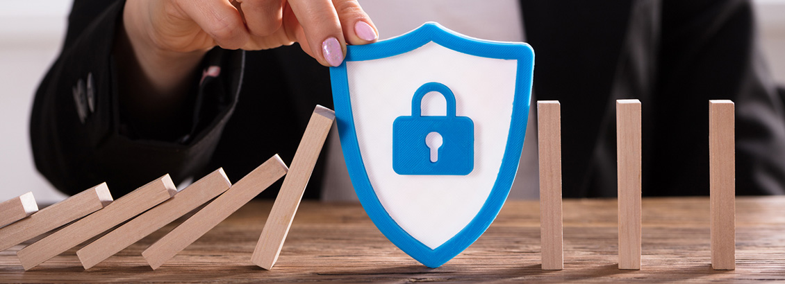 Hombre Sosteniendo cono de Privacidad Online Para Evitar que Caiga con las Piezas de Domin