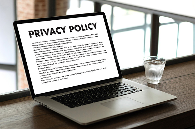 Laptop Sobre Escritorio Mostrando Archivo de Poltica de Privacidad