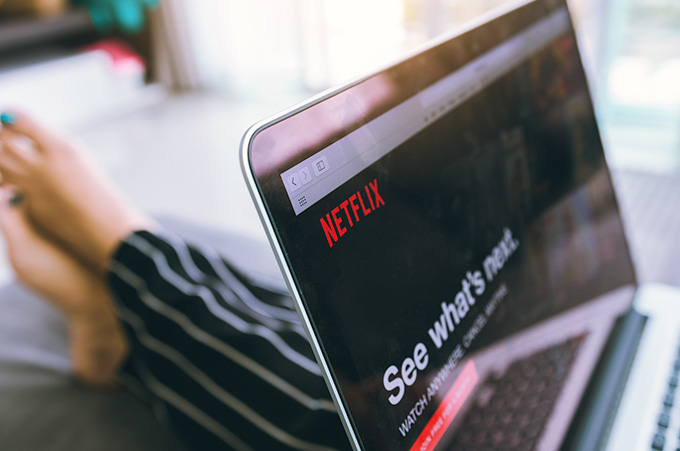 Laptop con Netflix Sobre Regazo de Mujer