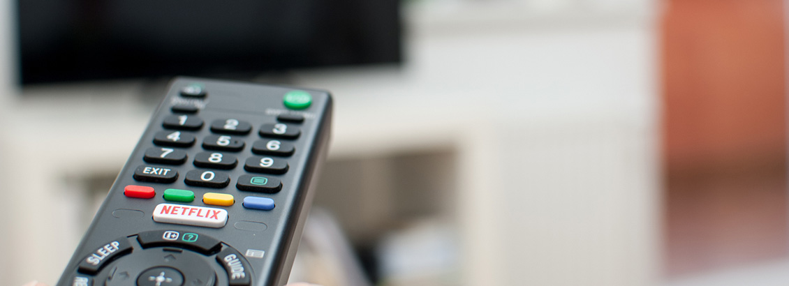 Control Remoto de TV Donde se Destaca Botn de Netflix