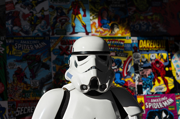 Plano Cercano de Stormtrooper con Fondo de Anime y Superhroes