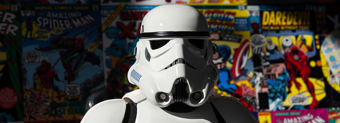 Plano Cercano de Stormtrooper con Fondo de Anime y Superhéroes