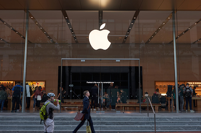 Fachada de la Compaa Apple con cono de la Marca en el Centro