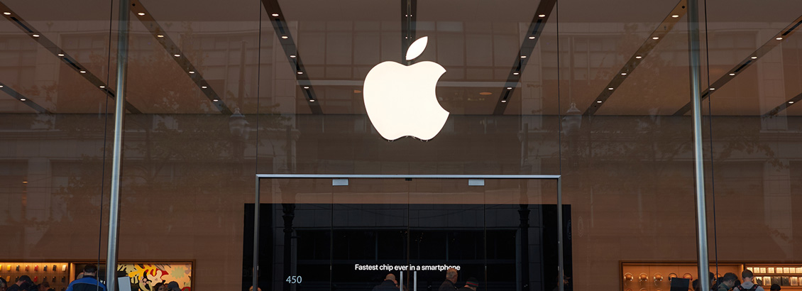 Fachada de la Compañía Apple con Ícono de la Marca en el Centro