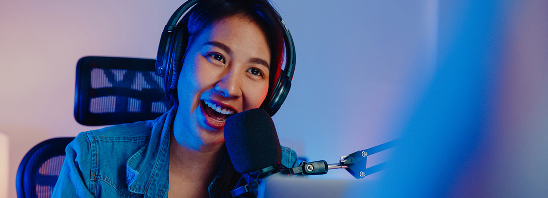 Mujer Joven con Audífonos y Micrófono Hablando Sobre tu Tema de Podcast