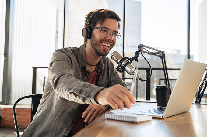 Hombre Sonriente con Audfonos y Micrfoco Para Grabar Podcast