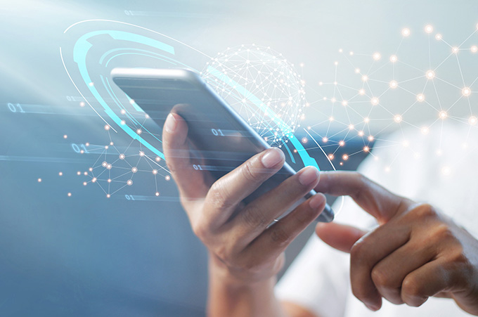 Manos Sosteniendo Smartphone y Grfico Encima que Simula el Futuro