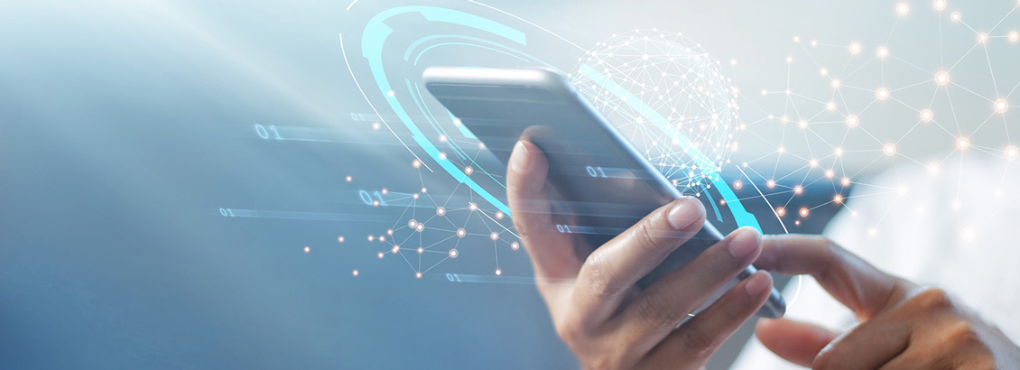 Manos Sosteniendo Smartphone y Gráfico Encima que Simula el Futuro