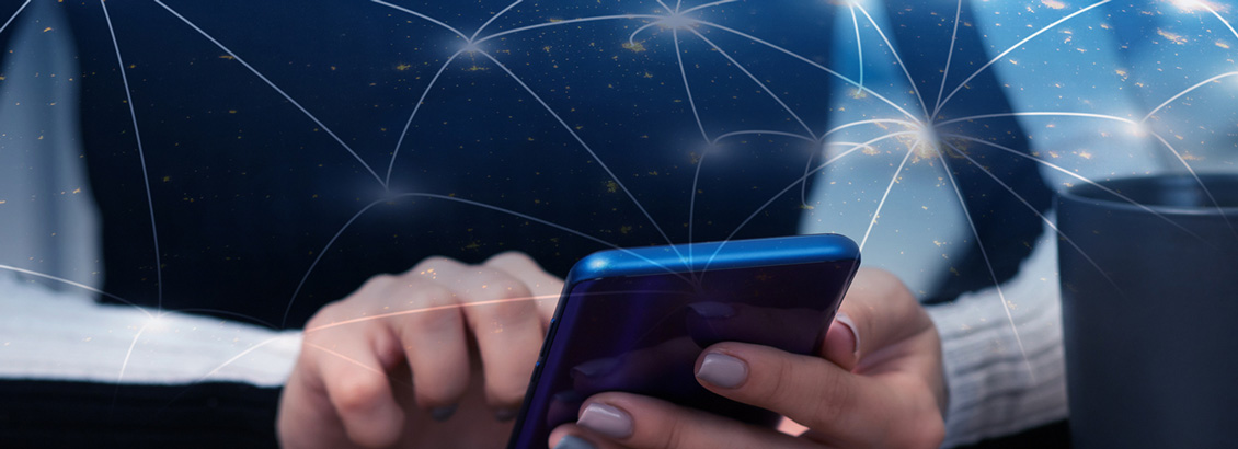 Manos Fememinas que Sostienen Smartphone