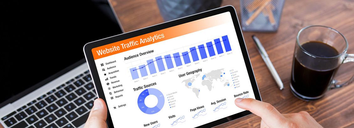 Manos Sosteniendo Ipad que Muestra Resultados de Google Analytics
