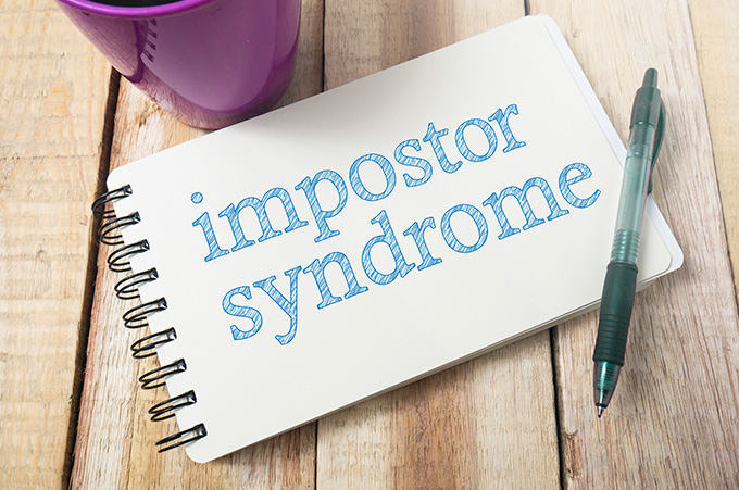 Libreta que Dice Impostor Syndrome Junto a Bolgrafo