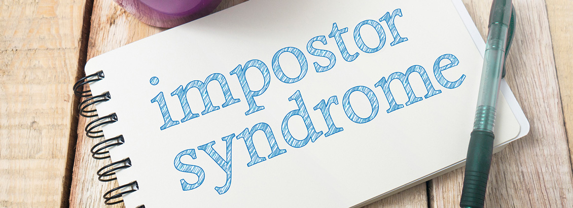 Libreta que Dice Impostor Syndrome Junto a Bolígrafo