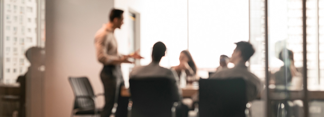 Foto Desenfocada de Empresarios en Medio de una Reunin