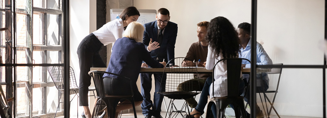 Empresarios Reunidos Alrededor de una Mesa de Trabajo