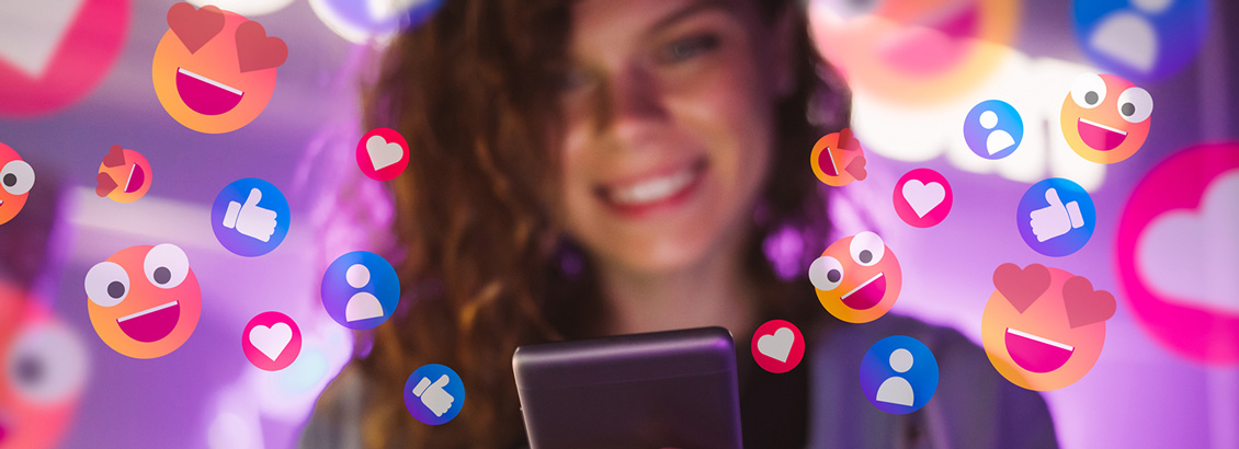 Mujer Joven Sonriente que Mira Pantalla de su Smartphone con Muchos Íconos Alrededor