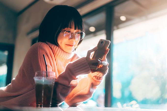 Mujer Joven Revisando su Telfono Android