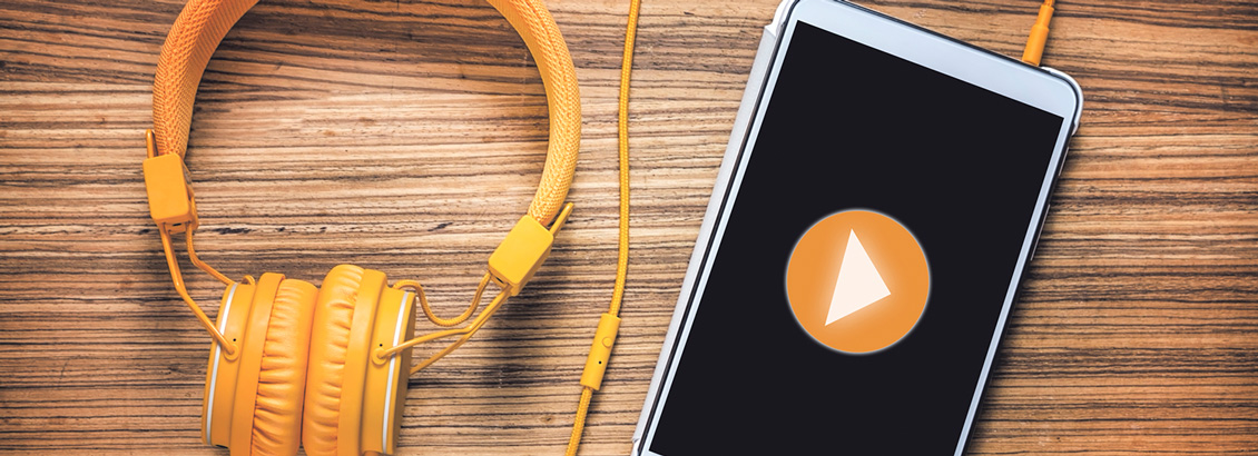 Audífonos Color Naranja Conectados a Smartphone con Reproductor Multimedia en su Pantalla