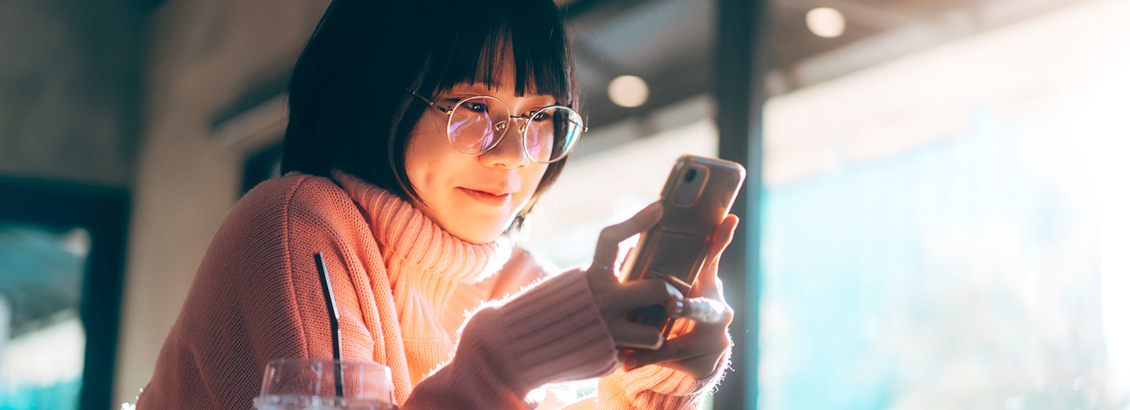 Mujer Joven Revisando su Teléfono Android