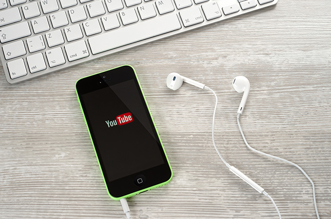 Smartphone Sobre Escritorio Mostrando el Logo de YouTube
