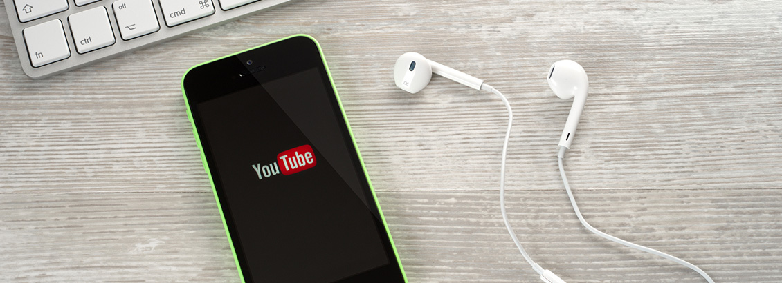Smartphone Sobre Escritorio Mostrando el Logo de YouTube