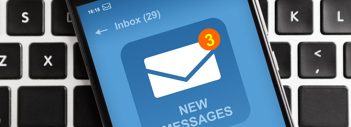 Primer Plano de Pantalla de Smartphone con Notificacin de Nuevo Email Marketing