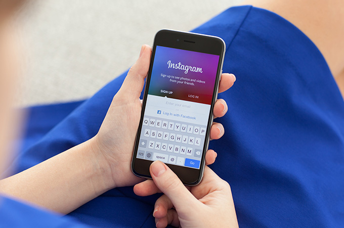 Persona Sosteniendo Smartphone A Punto de Abrir Sesin de Instagram Lite