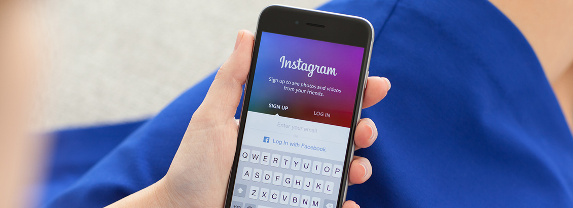 Persona Sosteniendo Smartphone A Punto de Abrir Sesin de Instagram Lite