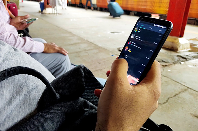 Persona Revisando sus Conversaciones de WhatsApp en Smartphone