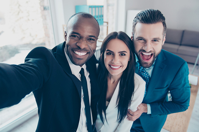 Grupo de Empresarios en Traje Posando Para una Selfie