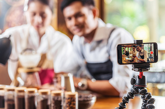 Dueo de Restaurante Posando Frente a Cmara Mientras Rejuvenece su Marca con TikTok
