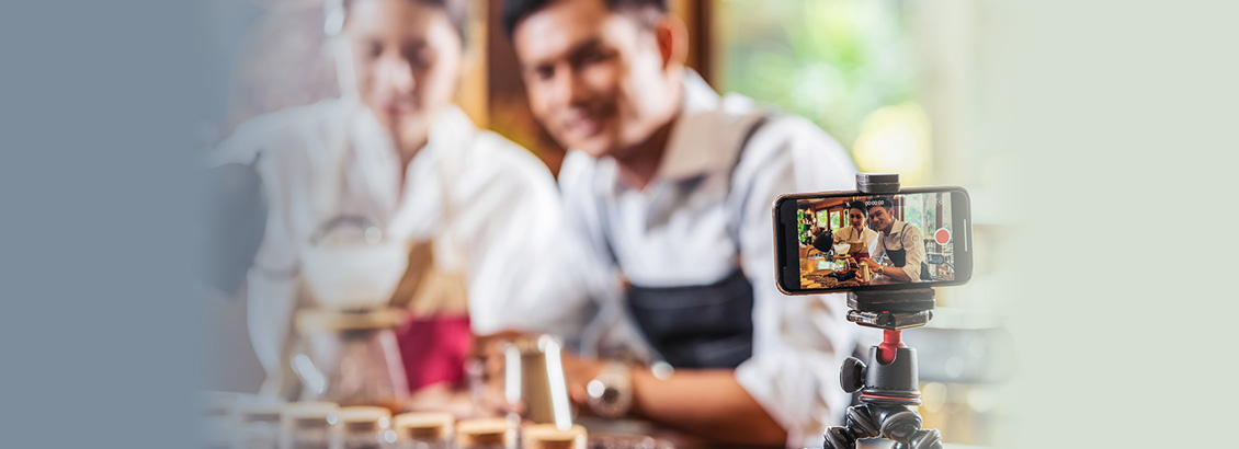 Dueo de Restaurante Posando Frente a Cmara Mientras Rejuvenece su Marca con TikTok