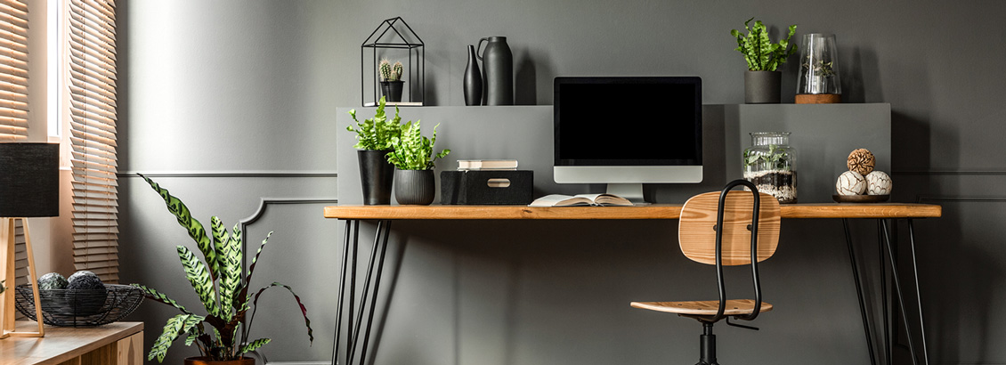 Fotografa de Espacio Para Trabajo en Casa con Escritorio, Silla y Computador