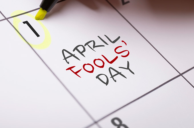 Plano Detalle de Calendario con Aprils Fools Escrito en Marcador Rojo