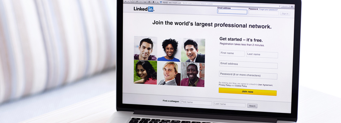 Pantalla de Laptop Mostrando Pgina de Registro de LinkedIn