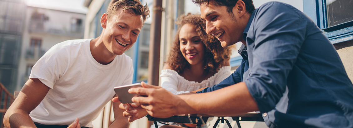 Grupo de Personas Viendo Video Viral en Reels Desde su Telfono