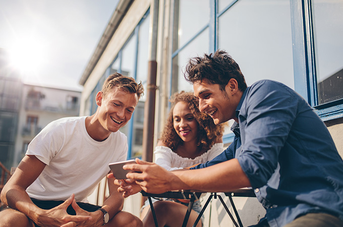 Grupo de Personas Viendo Video Viral en Reels Desde su Telfono