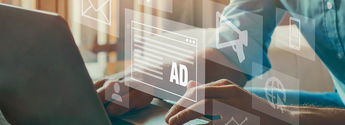 Persona con Manos Sobre Teclado de Laptop y Diagrama de Ads en Frente