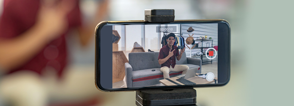 Smartphone en Forma Horizontal, Sostenido en Trpode, Que Graba a Hombre Joven